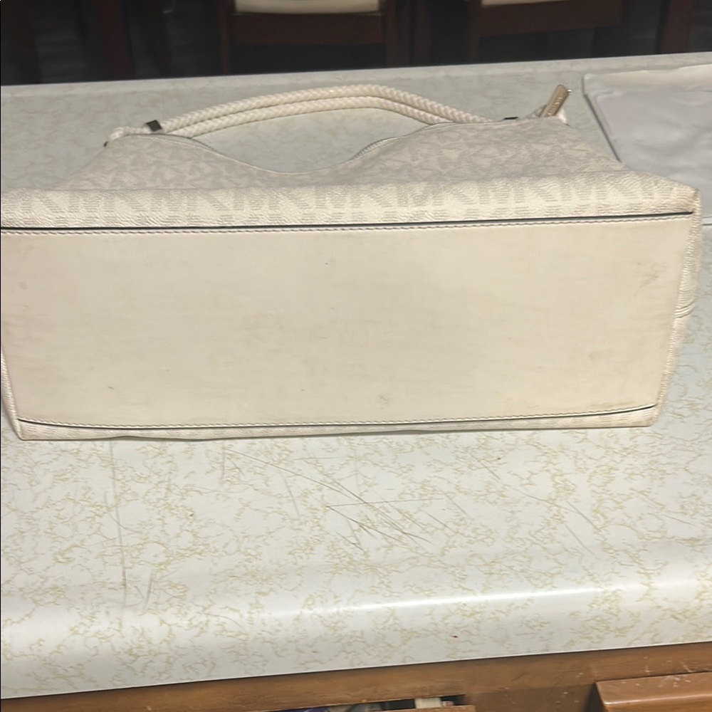 Michael Kors White Shoulder Bag with Chain Strap - Picture 3 of 3